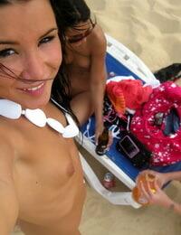 3 teen pretties vantaggi da spogliato su un Sabbia Spiaggia durante il tempo Che ottenere Ubriaco