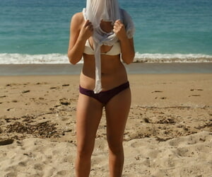 未受影响 青少年 bea 罗蕾莱 表示 关闭 她的 巨大的 屁股 非 最小的 起来 前 海滩