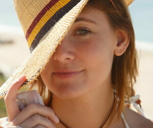 تتأثر في سن المراهقة بي ريلي يظهر قبالة لها ضخمة الحمار غير الحد الأدنى حتى قبل الشاطئ