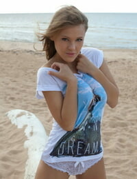 jovem viola Bailey fica a roupa expostos no o Praia & descobre ela grande de costume Leite latas