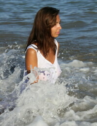 kinky Naturalmente Boobsy Adolescente exposição madlen leva ela Roupas fora expostos & localização no o mar