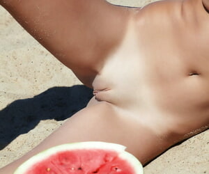 Adorable Rubia lada muestra su Bien hecho afeitado Coño en Un granulada Playa