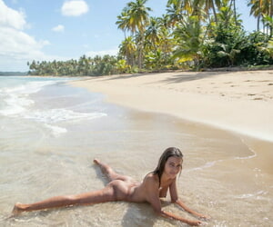 Incredibilmente sexy teen Abril prende Il suo Vestiti off e pose nudo su il Spiaggia