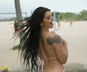 巴西的 美 吉娜 瓦伦蒂娜 获取 拿起 起来 上 的 海滩 和 拧