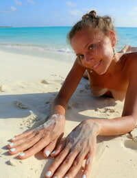 结实 少年 芒果 一个 揭开 她的 壮观 身体 和 职位 上 一个 沙 海滩