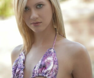 Délicieux skinny adolescent Chloe Brooke se défait Son bikini & frotte Son Chatte au bord de la piscine