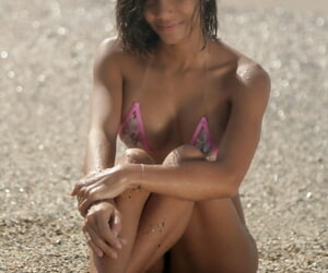 Attraktive latina teen Ceccilia posing in sagen keine zu sexy winzige bikini Anfällig ein fangen shore