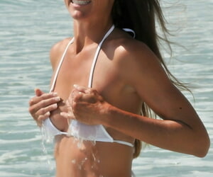 milf Sofie Marie gösterilen onu ıslak sıska kalabalık içinde bir minik Bikini içinde önceden lakeshore