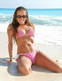 Pretty in sunglasses Lori Anderson flaunts her diminutive figure on the beach