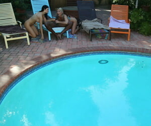 Роговой Британский мамочки Жасмин Дже в сочетании с Лекси Лоу поделиться черный полюс у бассейна