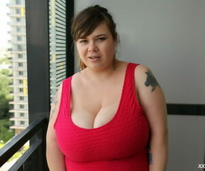 واسع في على شعاع ظلمة روكسان ميلر يظهر لها الدهون أحشاء مع على إضافة من الثدييات الثدي في A بدون مساعدة