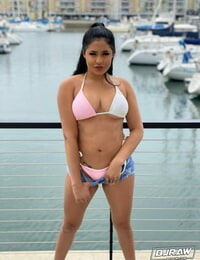 breasty Latina Babe Serena Santos mostra Il suo Bolla culo e fa schifo un per un per il viso