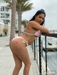breasty Latina Babe Serena Santos mostra Il suo Bolla culo e fa schifo un per un Per il viso