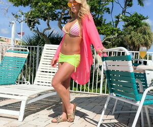 Blond meisje Ontmoeten madden pronkt haar strak kont in een Thong Bikini :Door: een zwembad