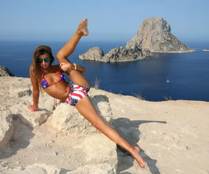 Model Maria non-profit-making the brush tiny bikini up ahead seaside & spreading the brush throbbing legs