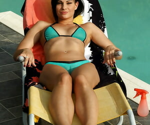 Sierlijke amateur brunette met sexy benen het nemen van uit haar Bikini outdoor