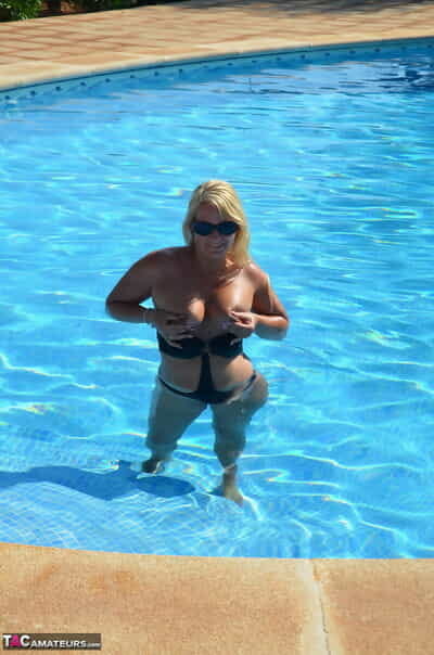 Mitte im Alter blonde Süß Susi befreit Ihr Titten & pussy aus ein Badeanzug :Von: ein Pool