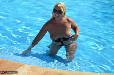 Средний В возрасте блондинка Сладкий Суси освобождает ее сиськи & киска от а купальник :по: а бассейн