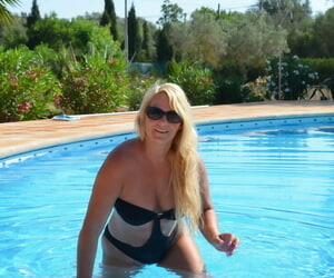 Middle-aged comme ci Lovable Susi frees her tits & pussy from a swimsuit apart from a unify