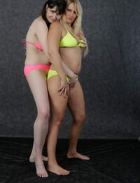 Sarışın Amatör Sevgili Susi ve onu lezbiyen arkadaşım okşamak her başarılı bağlı ile bikini