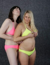 Bionda Amatoriale Cari susi e Il suo lesbiche amico accarezzare ogni successo collegato Con bikini