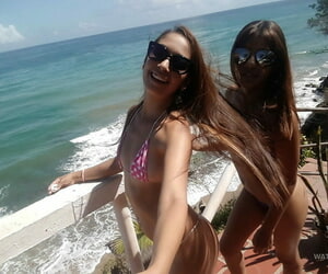 venezolaans meisjes Anastasia & Lola banny knap outdoor selfies over sexy bikini ' s