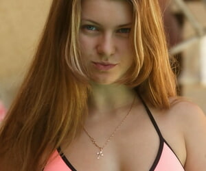 Russisch tiener Tatiana penskaja poseren Rond De borstel x nominale peach Bikini uit als een licht