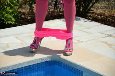 mais 30 loira Doce Susi fica nu ao lado de um piscina no cor-de-rosa meias e tons