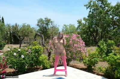 over 30 Blond Zoet Susi krijgt naakt naast een zwembad in Roze kousen en kleuren