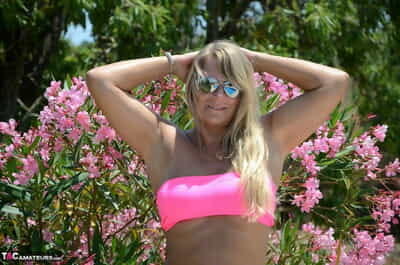 plus 30 blonde Doux susi obtient Nu à côté de Un piscine dans rose de la bonneterie et nuances