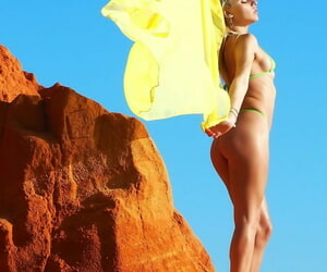 Sarışın solo Katolik Chloe oyuncak wades içine Bulaşan için sörf zayıflatıcı bir dokuma Bikini