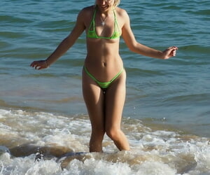 blonde solo catholique Chloe jouet patauge en transmis pour surf débilitante Un sangle bikini