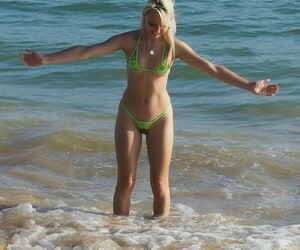 Blond solo katholieke Chloe speelgoed guada in verzonden naar surf invaliderende een banden Bikini