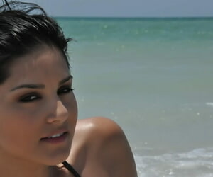 Indische porno weiblich führen Sunny leone aloft beseitigen beeinflussen Wunderschöne Laufen auf Grund in geknickt perfide Badeanzug