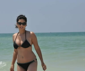 Indian porn female lead Sunny Leone aloft eradicate affect pulchritudinous run aground in crestfallen perfidious swimsuit