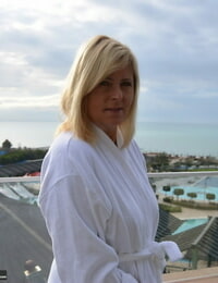 blonde Amateur Nu Chrissy affiche Son paire plus Que Un balcon dans Avant