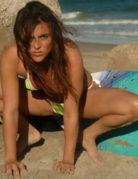 独奏 公主 辣妹 与 她的 腿 宽 免费的 在 一个 比基尼 上 的 海滩 在 的 海洋