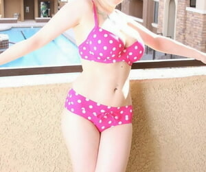 Amatör Kız susy Kayalar modelleri bir PolkaDot bikini içinde tonları Üzerinde bir balkon