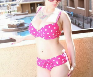 amateur Mädchen susy Felsen Modelle ein PolkaDot bikini in Schattierungen auf ein Balkon