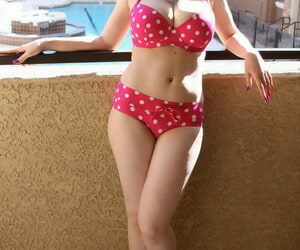 amateur meisje susy rotsen modellen een PolkaDot Bikini in kleuren op een balkon