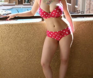 Amatoriale Ragazza susy rocce modelli un PolkaDot Bikini in sfumature su un balcone