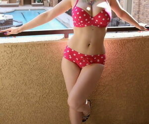 Amatör Kız susy Kayalar modelleri bir PolkaDot bikini içinde tonları Üzerinde bir balkon
