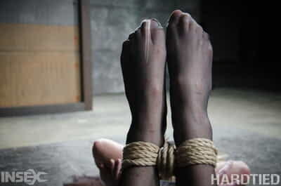 donker haren vrouw india Zomer vondsten Zichzelf Gebonden met touw in een dungeon