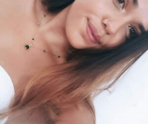 Süß junge Brünette Schlacht axe esperanza Posen Topless für unveränderlich Brustwarzen Selfie