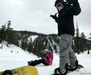 Ponury snowboardziści Sierra Nicole & Kristen Scott u z góry faktów Zabawy Незатронутый :W: być są szczepione są w morderstwo stoki