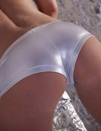 Extrema Fada Vanda Anseiam posando Topless para flaunt suado resíduos & mostrar closeup boob borda