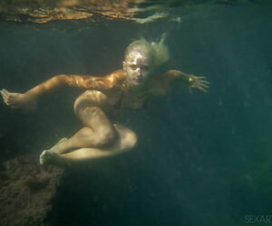 ukrainien stunner Nika N nage creusée pour en dessaisir posant à l'intérieur de Un grotte