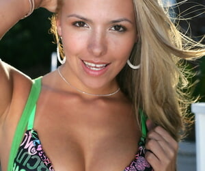 sexy Blond meisje Danica Dillon neemt uit haar Bikini omgeving afwerking het krijgen van naakt