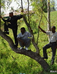 젊 금발의 slut 구매 gangbanged :: 블랙 남자 에 나무가 우거진 backyard