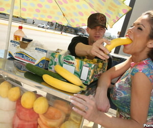 Marktfähige Brünette Milf Huntswoman Bryce saugt auf Banane zu die Vordergrund Schöner berührt booboo